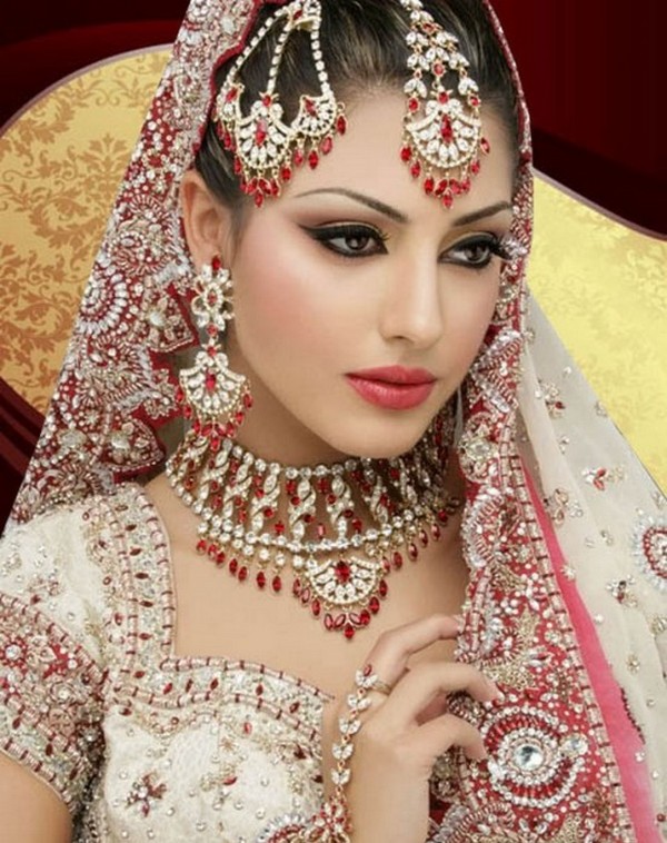 Tips to Buy Matching Necklace for Your Adorning Wedding Dress bride