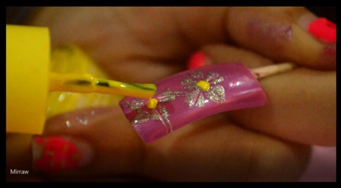 FOR OSCAR LIKE OCCASIONS: BLING NAIL ART