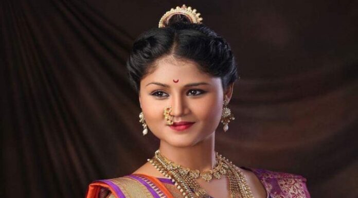 10 Essential Accessories for Maharashtrian Nauvari Saree